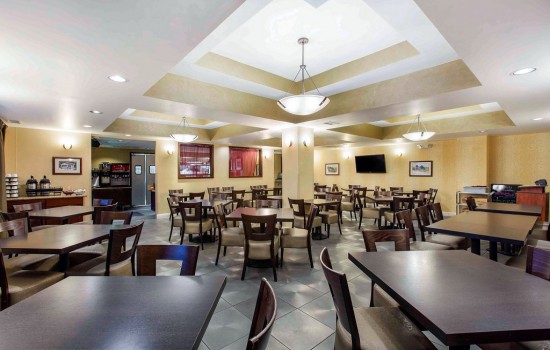 Welcome To The Oaks Hotel & Suites - Breakfast Area Seating