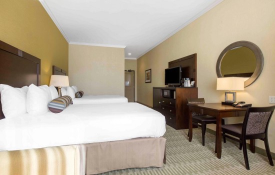 DELUXE ROOM WITH 2 QUEEN BEDS