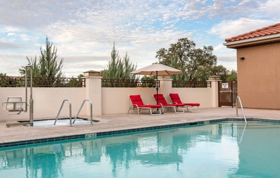 Welcome To The Oaks Hotel & Suites - Poolside Seating